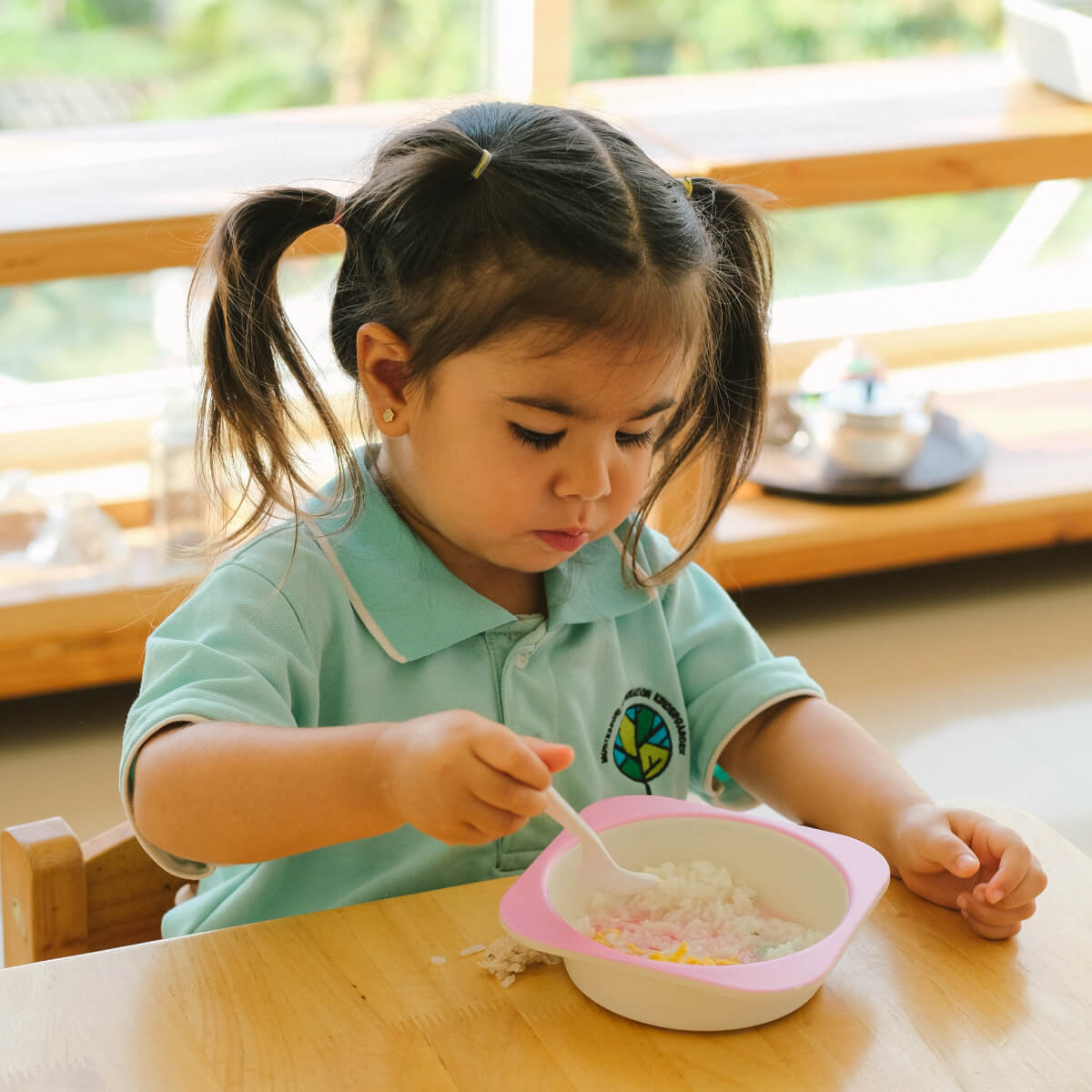 Дети готовят на кухне Tree Montessori